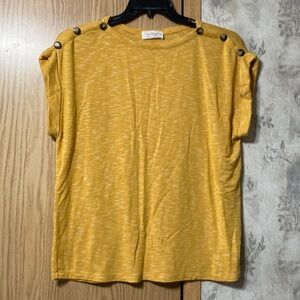 Kaileigh Women’s Size Large Mustard Button-Shoulder Tee